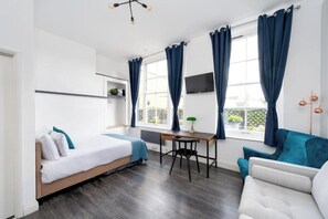 Caja de seguridad en la habitación y tabla de planchar con plancha 