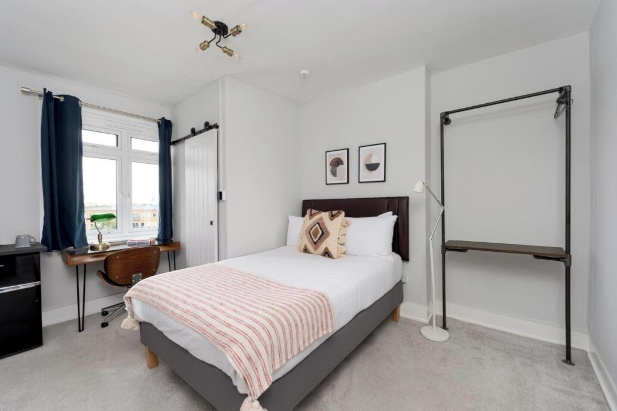 Caja de seguridad en la habitación y tabla de planchar con plancha 