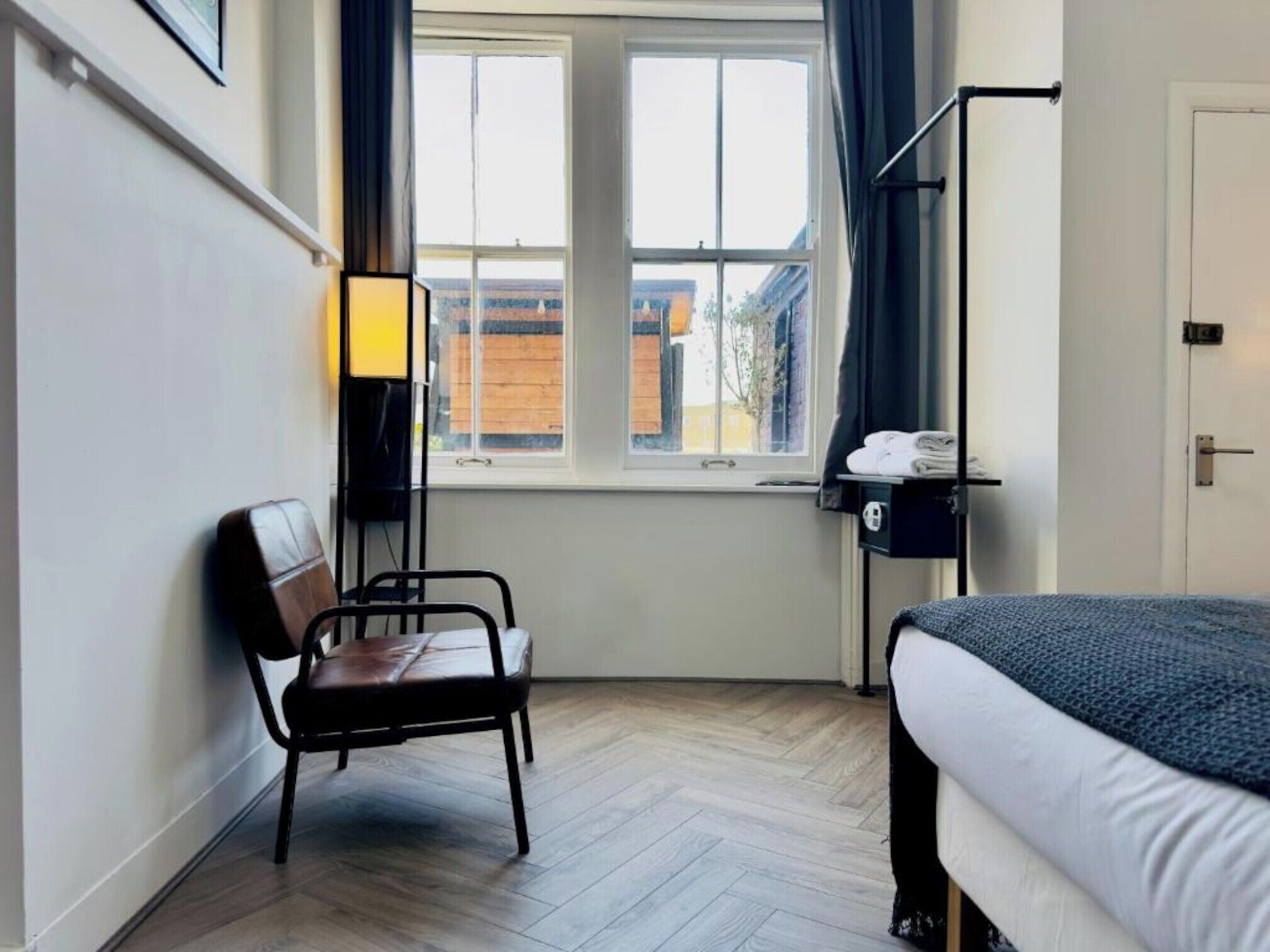 Peti besi dalam bilik, seterika/papan seterika, Wi-fi percuma 