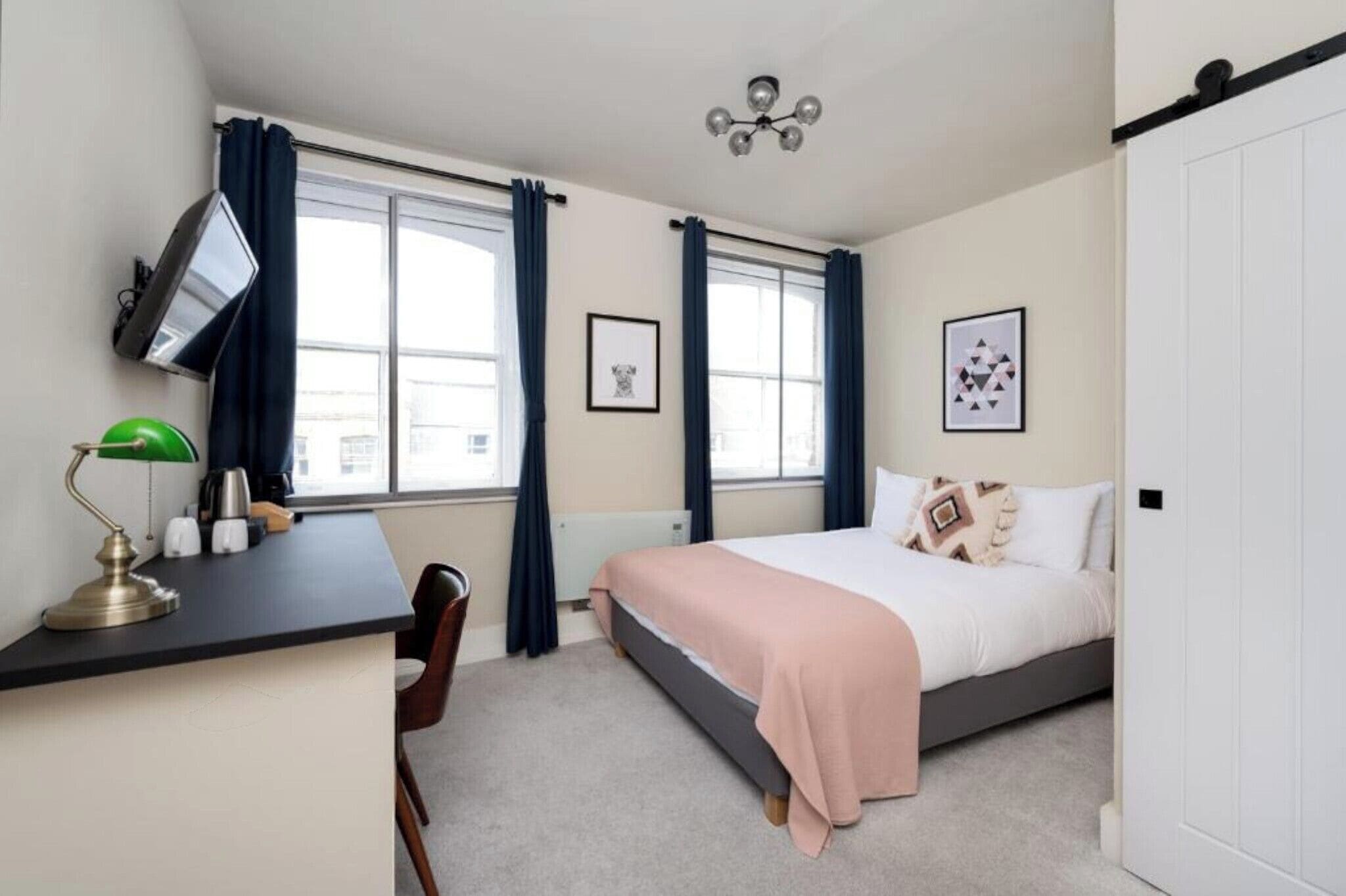 Caja de seguridad en la habitación y tabla de planchar con plancha 