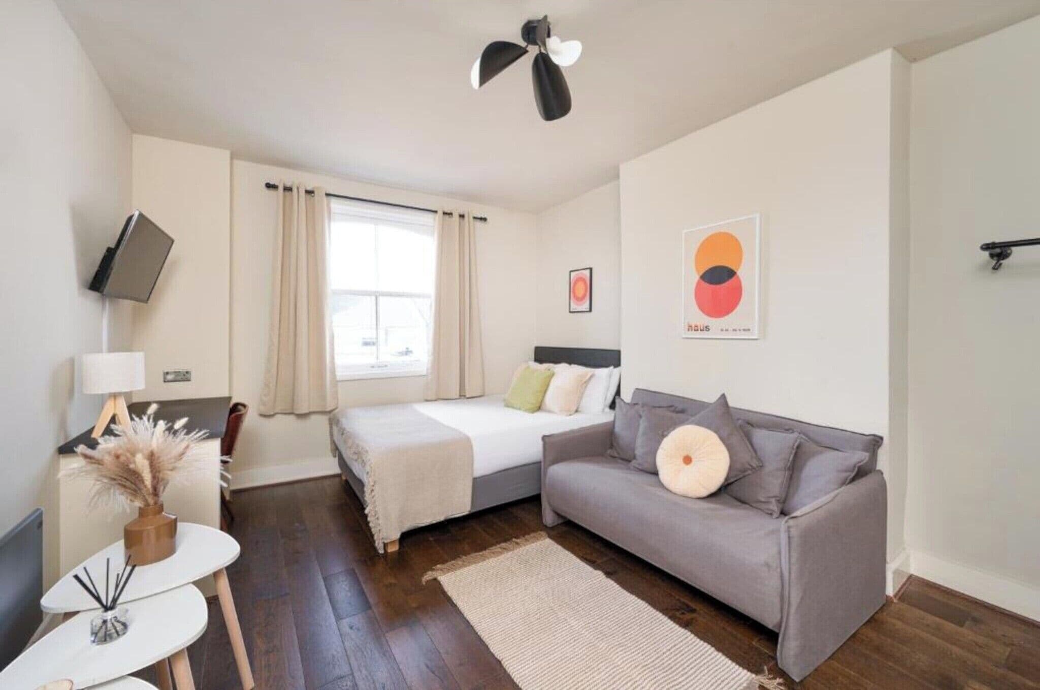 Caja de seguridad en la habitación y tabla de planchar con plancha 