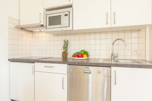 Fridge, microwave, stovetop, dishwasher - Cozy 2-room apartment on the ground floor in Westerland (Westerland)