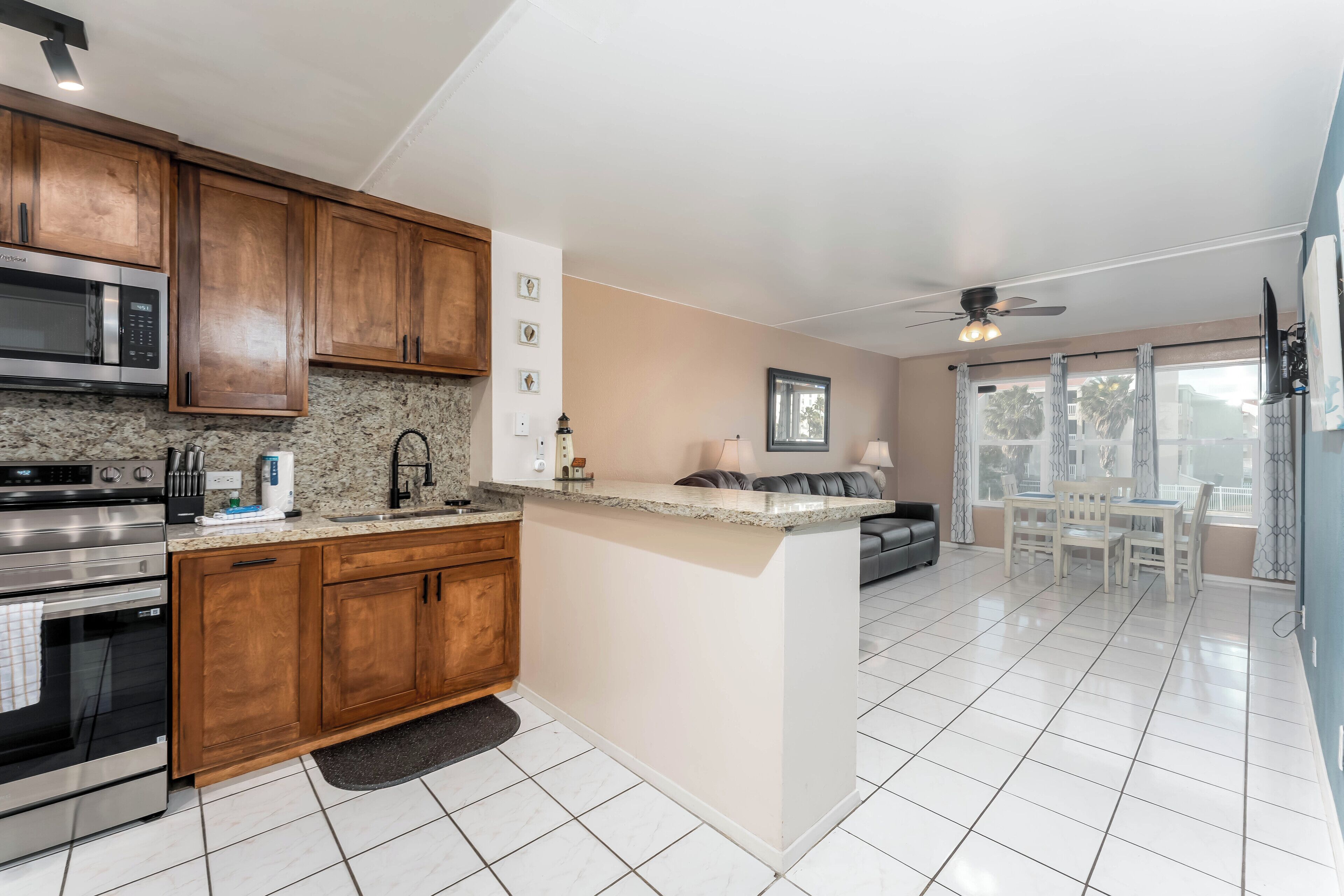 Een koelkast, een magnetron, een kookplaat