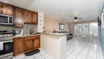 Een koelkast, een magnetron, een kookplaat