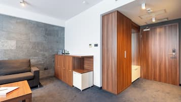 Suite estudio Deluxe, vistas al patio | Escritorio, espacio para trabajar con un portátil, wifi gratis