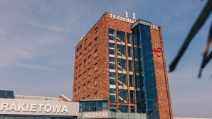 A building with a sign reading "TERMINA" and "RECEPCJA" indicating a reception area. - Terminal Hotel (Wrocław)