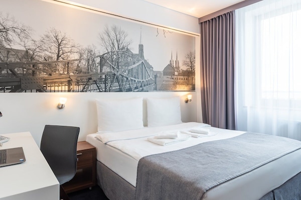 Schreibtisch, laptopgeeigneter Arbeitsplatz, kostenloses WLAN