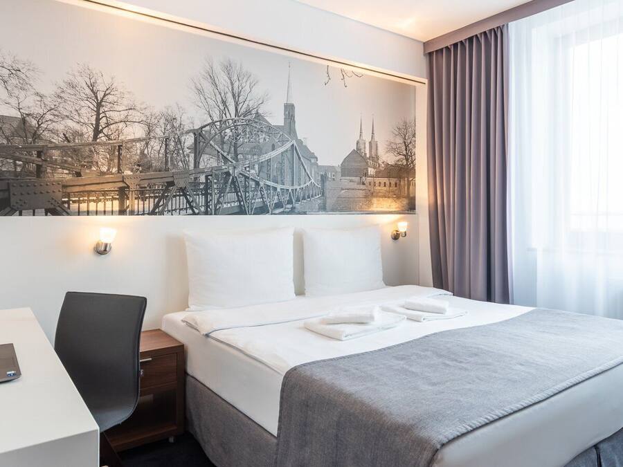 Escritorio, espacio para trabajar con laptop y wifi gratis