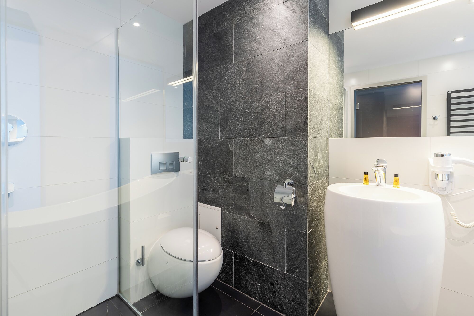 Deluxe Studio Suite, Courtyard View | Bathroom | Free toiletries, hair dryer, towels, soap