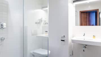 Deluxe Studio Suite, Courtyard View | Bathroom | Free toiletries, hair dryer, towels, soap