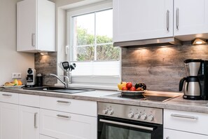 Fridge, microwave, oven, stovetop - Beautiful house Uter with terrace and modern furnishings in Westerland (Westerland)