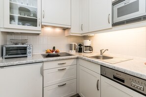Fridge, microwave, stovetop, dishwasher - Modern vacation apartment Haus Undine 2nd floor with balcony and terrace in Westerland (Westerland)