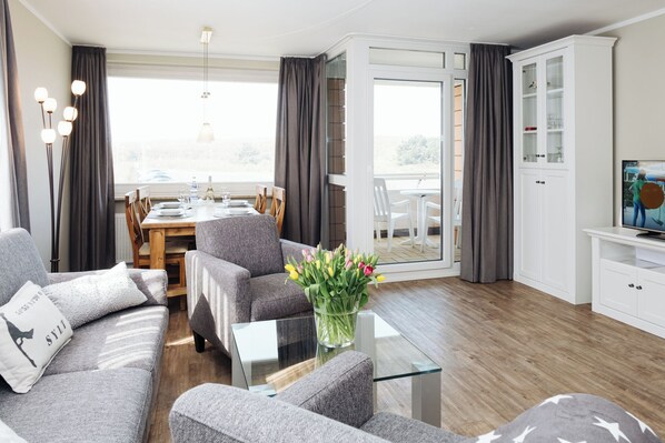 TV, stereo - Modern & newly renovated vacation apartment, close to the center & beach (Westerland)