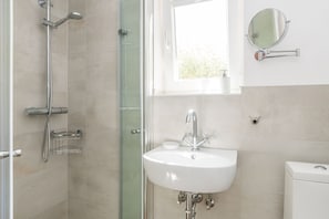Shower, towels - Modern bungalow with terrace, garden and exclusive furnishings in Westerland (Westerland)