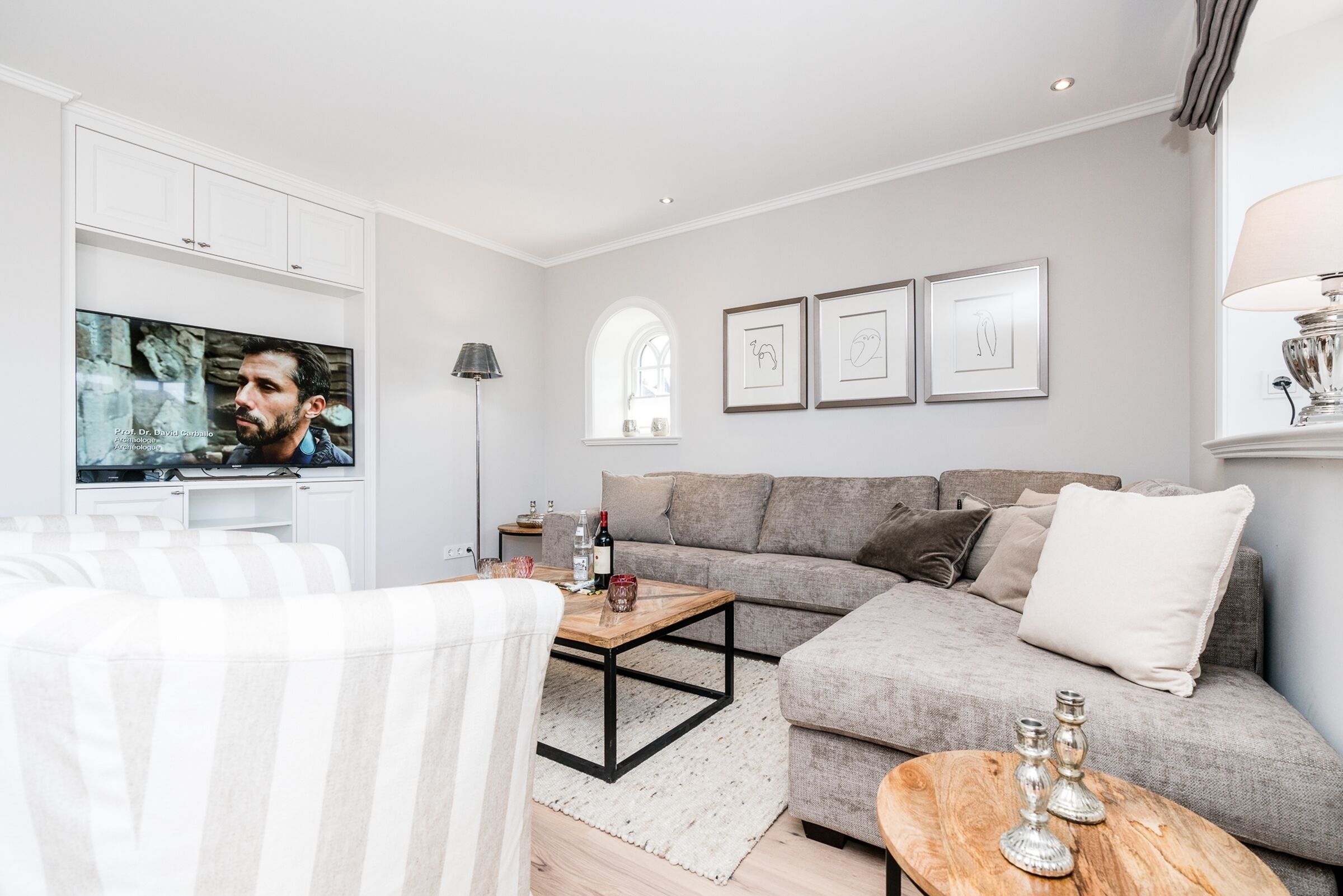 Fernseher, Kamin, Stereoanlage