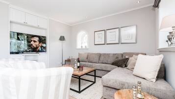 Fernseher, Kamin, Stereoanlage