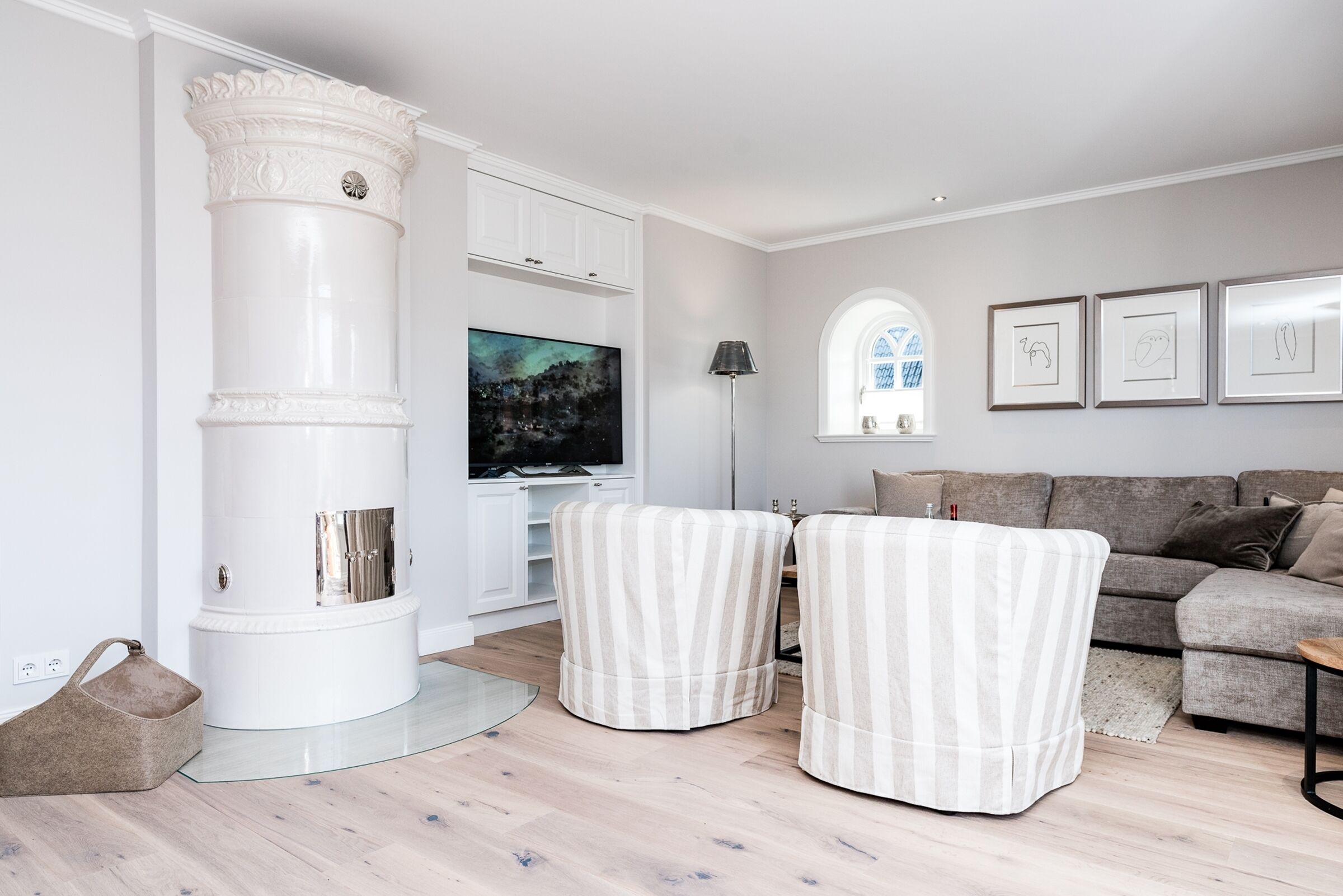 Fernseher, Kamin, Stereoanlage