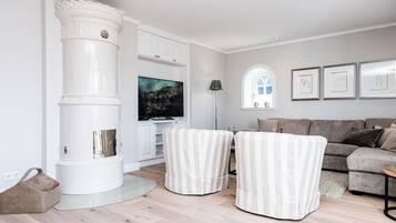 Fernseher, Kamin, Stereoanlage