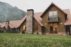 House | 3 bedrooms, Internet - w Sleek 3BR Villa w Fireplace in Sacred Valley (Calca)