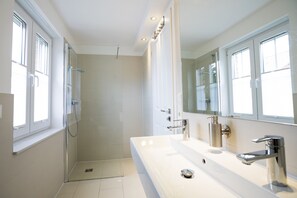Hair dryer, towels - Haus Alster in Westerland: Modern vacation home with sauna, garden and terrace (Westerland)