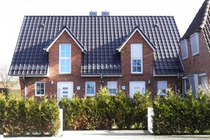 Exterior - Haus Alster in Westerland: Modern vacation home with sauna, garden and terrace (Westerland)