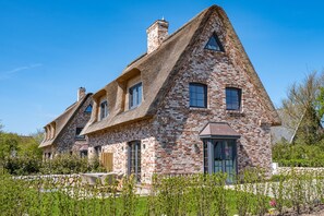 Exterior - Exclusive thatched house in Wenningstedt with sauna, garden and modern furnishings (Wenningstedt)