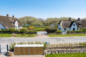 Property grounds - Exclusive thatched house in Wenningstedt with sauna, garden and modern furnishings (Wenningstedt)
