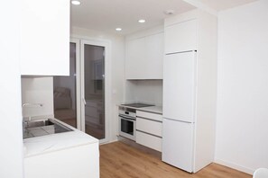 Fridge, stovetop, dishwasher - Brand-New 2 bedroom home, 500m from the beach (Torre del Mar)