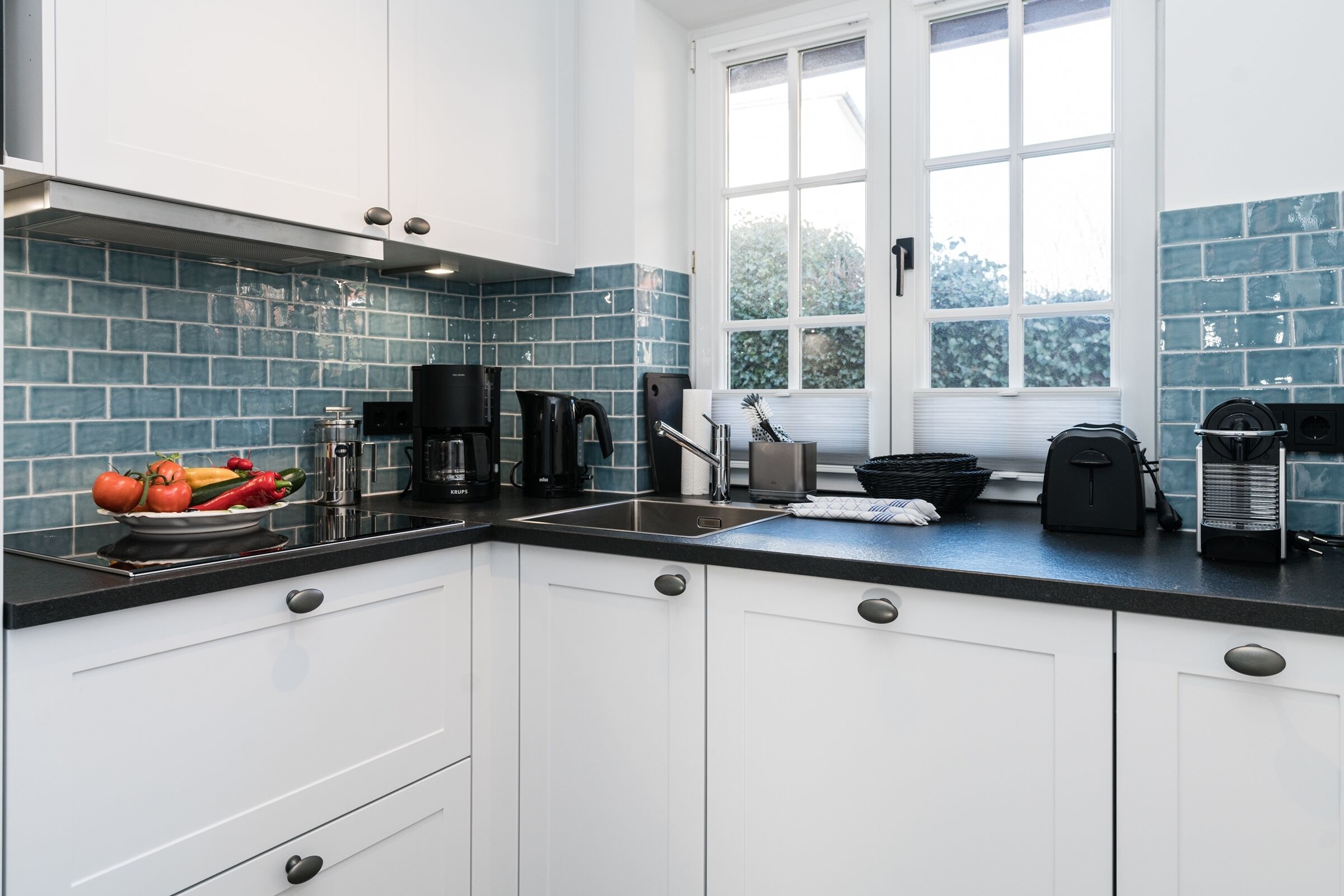 Frigorifero, microonde, piano cottura, lavastoviglie