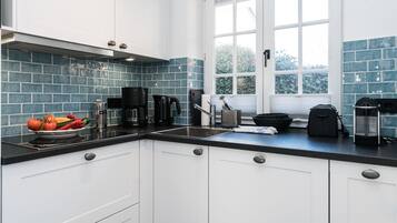 Frigorifero, microonde, piano cottura, lavastoviglie