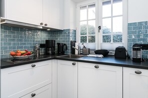 Frigorifero, microonde, piano cottura, lavastoviglie