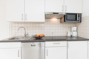 Fridge, microwave, stovetop, dishwasher - Cozy 2-room apartment on the ground floor in Westerland (Westerland)