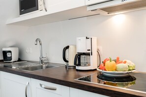 Refrigerador, microondas, placa de cocina, lavavajillas
