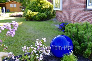 Property grounds - Spacious, bright vacation apartment in a quiet location on the 1st floor in Wenningstedt (Wenningstedt)