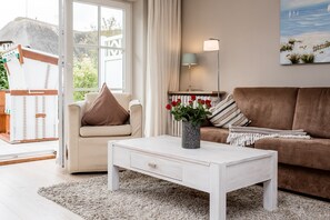 Fernseher, Tischfußball, Stereoanlage