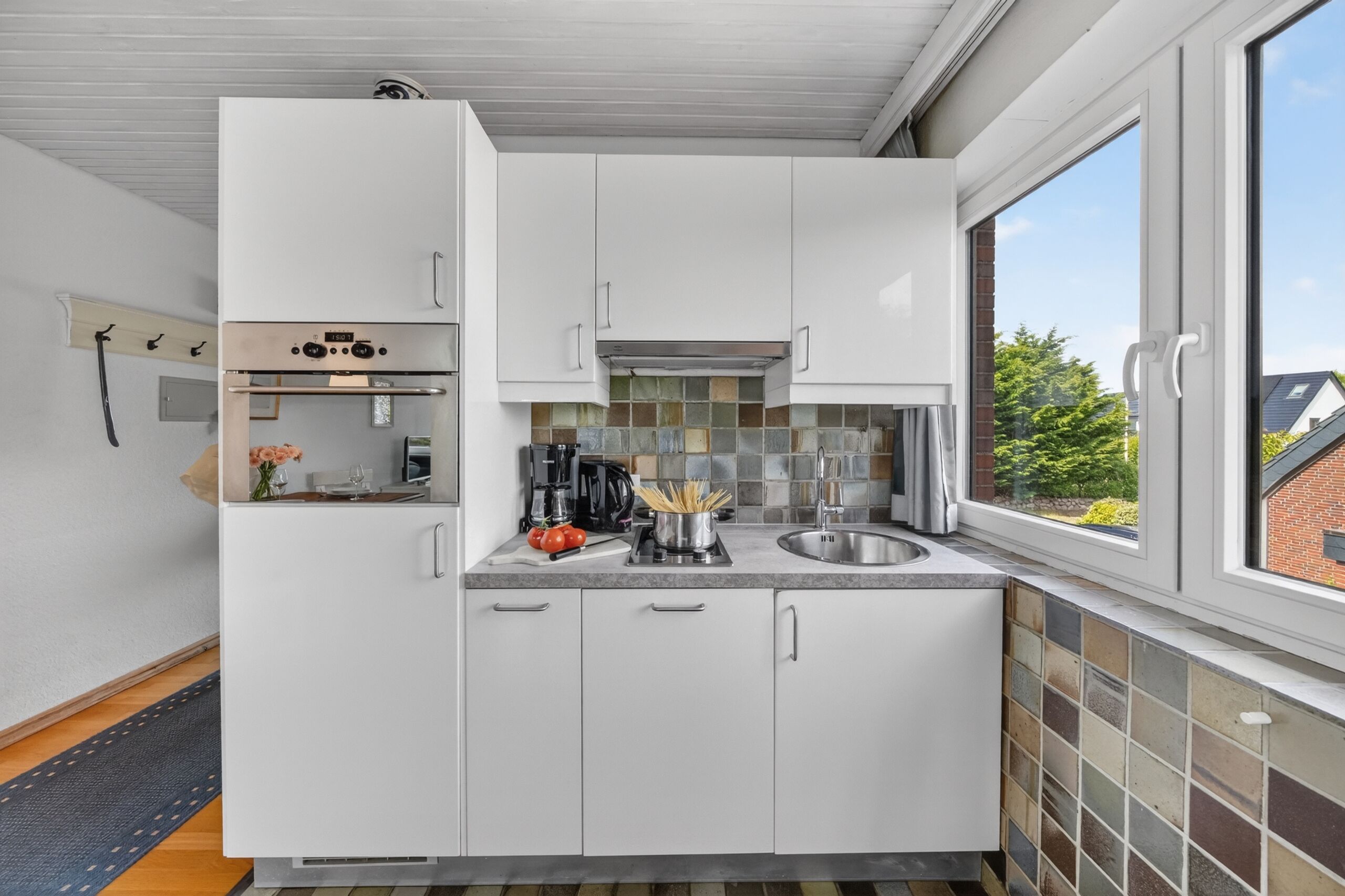Fridge, oven, stovetop, coffee/tea maker