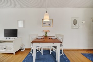 Dining - Comfortable vacation apartment with sauna, garden and terrace in Tinnum on Sylt (Tinnum)