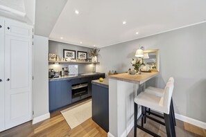 Fridge, oven, stovetop, dishwasher - Comfortable accommodation Stutenhof EG with terrace in the center of Keitum (Keitum)
