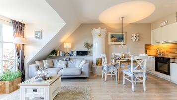 Fernseher, TischfuĂball, Stereoanlage