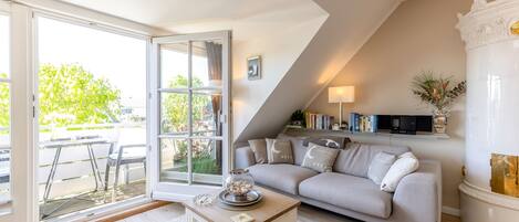 Fernseher, Tischfußball, Stereoanlage