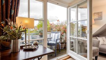 Fernseher, TischfuĂball, Stereoanlage