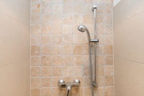 Shower, towels - Modern vacation apartment with terrace and garden in Wenningstedt (Wenningstedt)