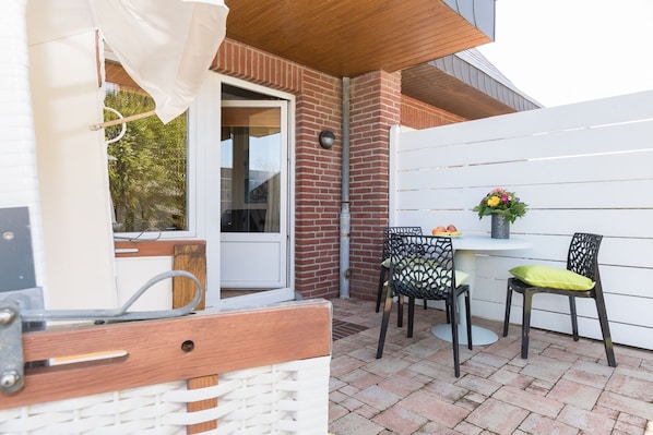 Outdoor dining - Modern vacation apartment with terrace and garden in Wenningstedt (Wenningstedt)