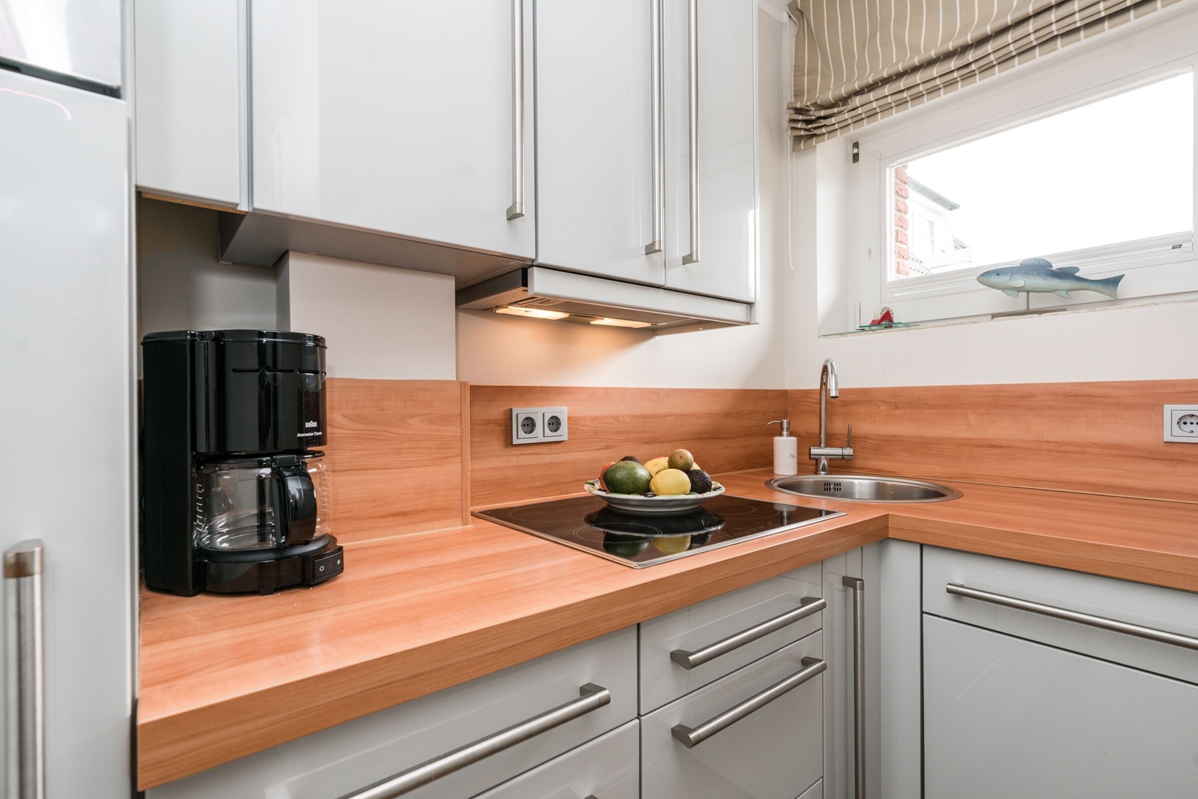 Geladeira, cooktop, lava-louças, cafeteira/chaleira