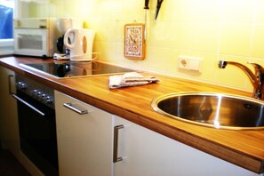 Fridge, microwave, oven, stovetop - Comfortable 2-room vacation apartment in the Nordmarkhof with balcony in Westerland (Westerland)