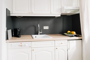 Fridge, stovetop, dishwasher, coffee/tea maker - Comfortable apartment Witt Hingst with balcony, parking and WLAN in Westerland (Westerland)