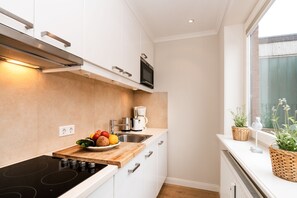 Fridge, microwave, stovetop, dishwasher - Modern vacation apartment with sauna and heated indoor pool in Westerland (Westerland)