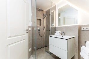 Shower, towels - This beautiful and new end terraced house is centrally located in Westerland (Westerland)
