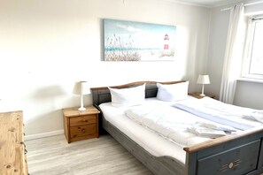 1 bedroom, free WiFi, bed sheets - Comfortable apartment with balcony, elevator and parking space in Westerland (Westerland)