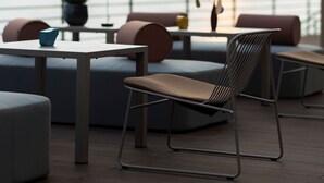 A terrace with seating, a table, and a view of the mountains. - Mentha Mare e Spa (Salerno)